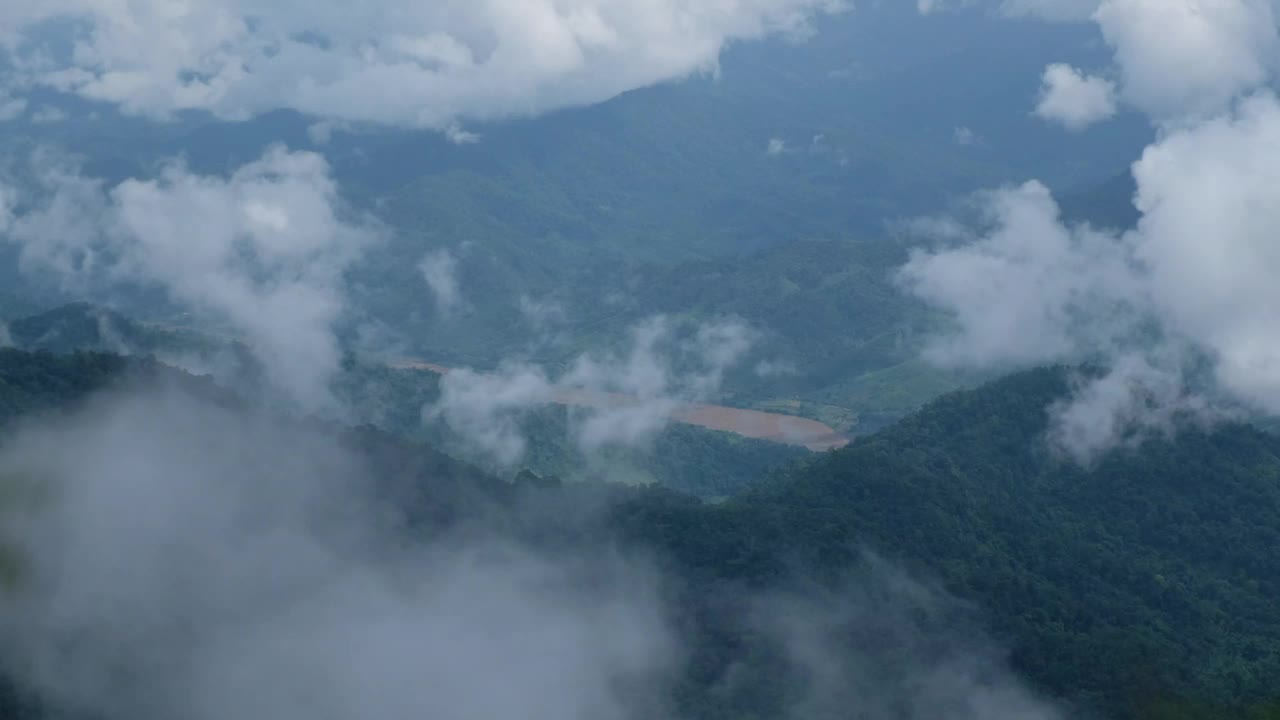 在多云的日子，从山顶俯瞰湄公河和森林视频素材