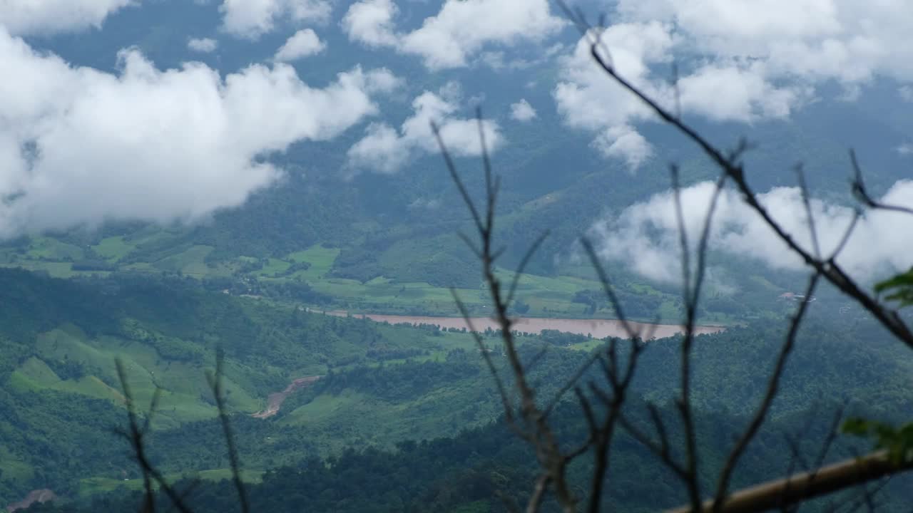 在多云的日子，从山顶俯瞰湄公河和森林视频素材