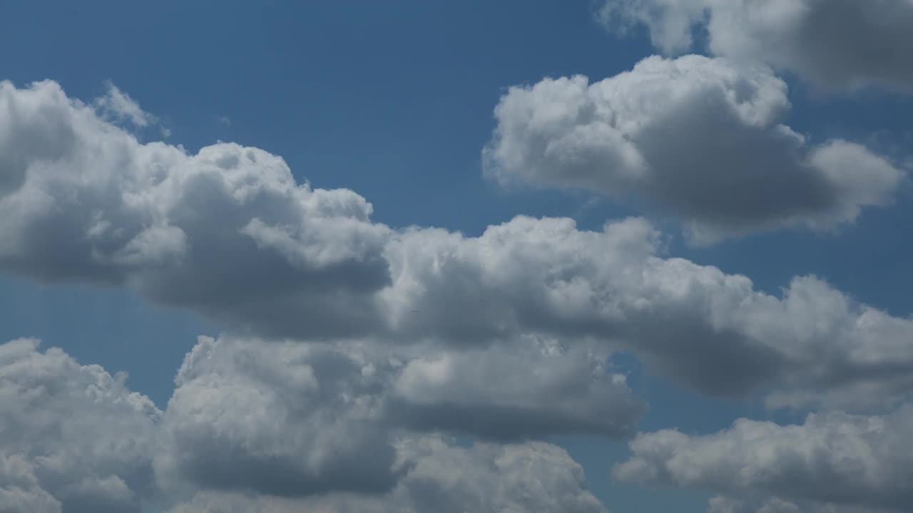 积云与晴天蓝天的时间差。美丽的cloudscape视频素材