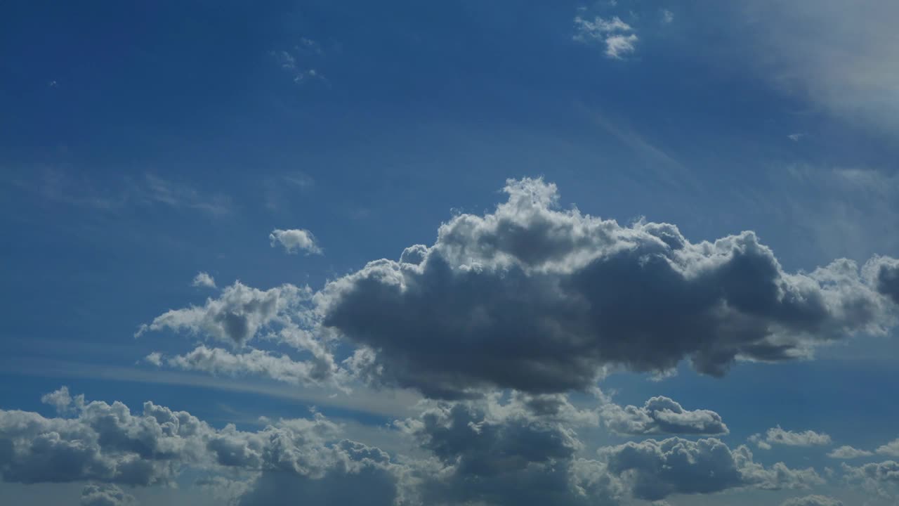 积云与晴天蓝天的时间差。美丽的cloudscape视频素材