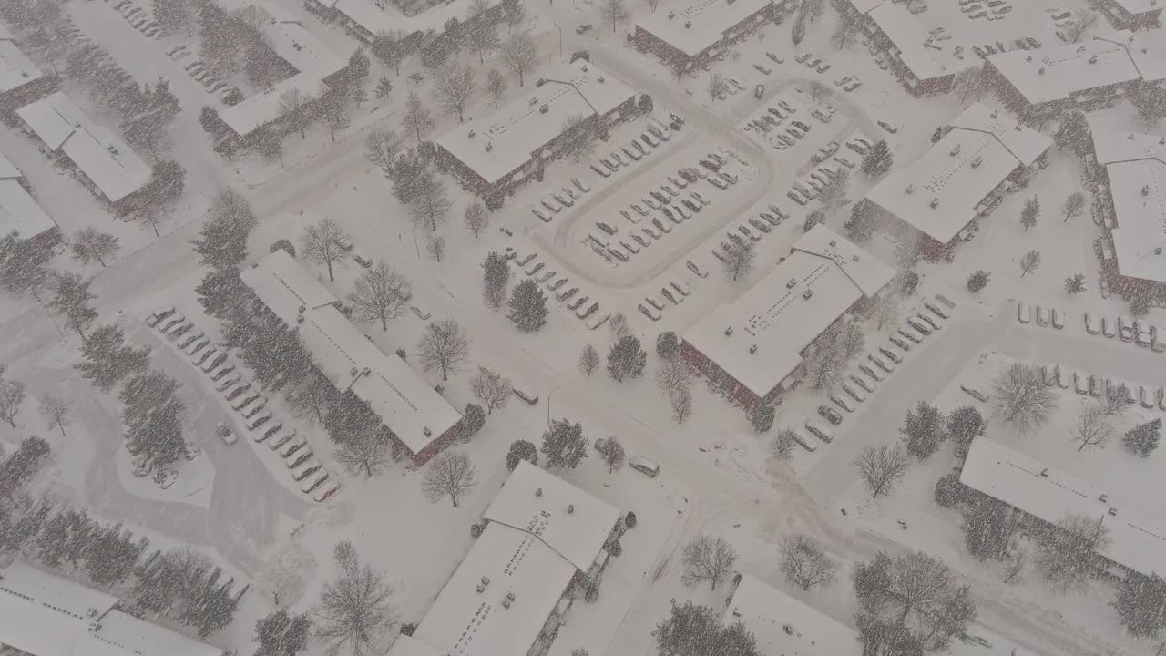 鸟瞰图冬季雪天风景屋顶房子下雪的住宅小城镇在一个冬天的一天后下雪视频素材