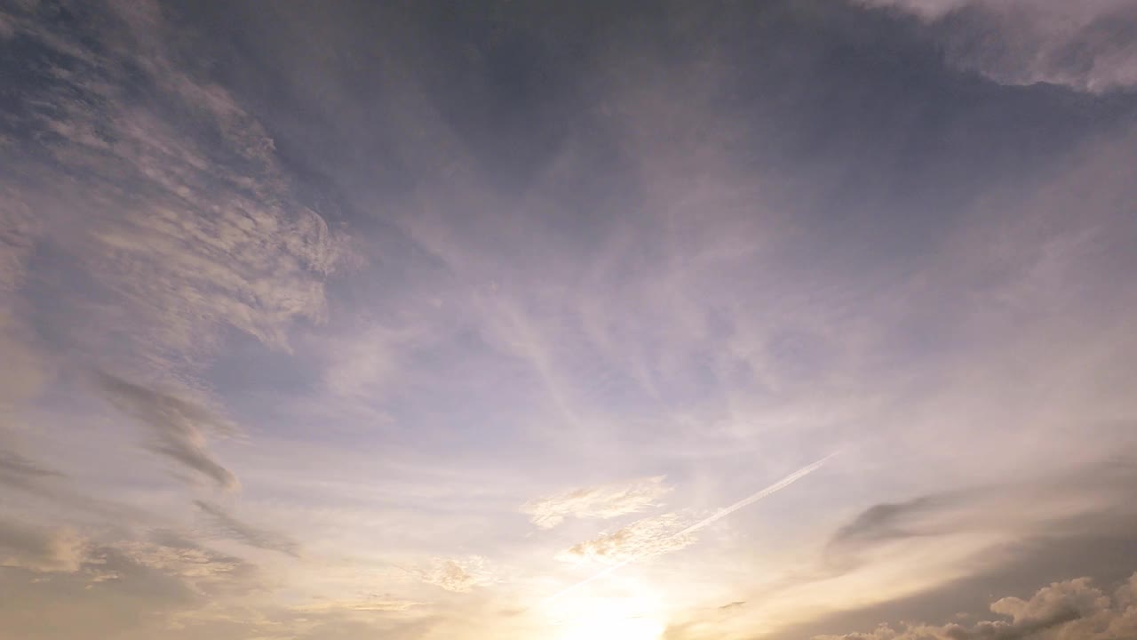 日出，蓝天。透明的云彩清晨柔和的自然背景。时间流逝云景抽象颜色。阳光灿烂，阳光明媚。和平的金光。多云天气风景b卷视频素材