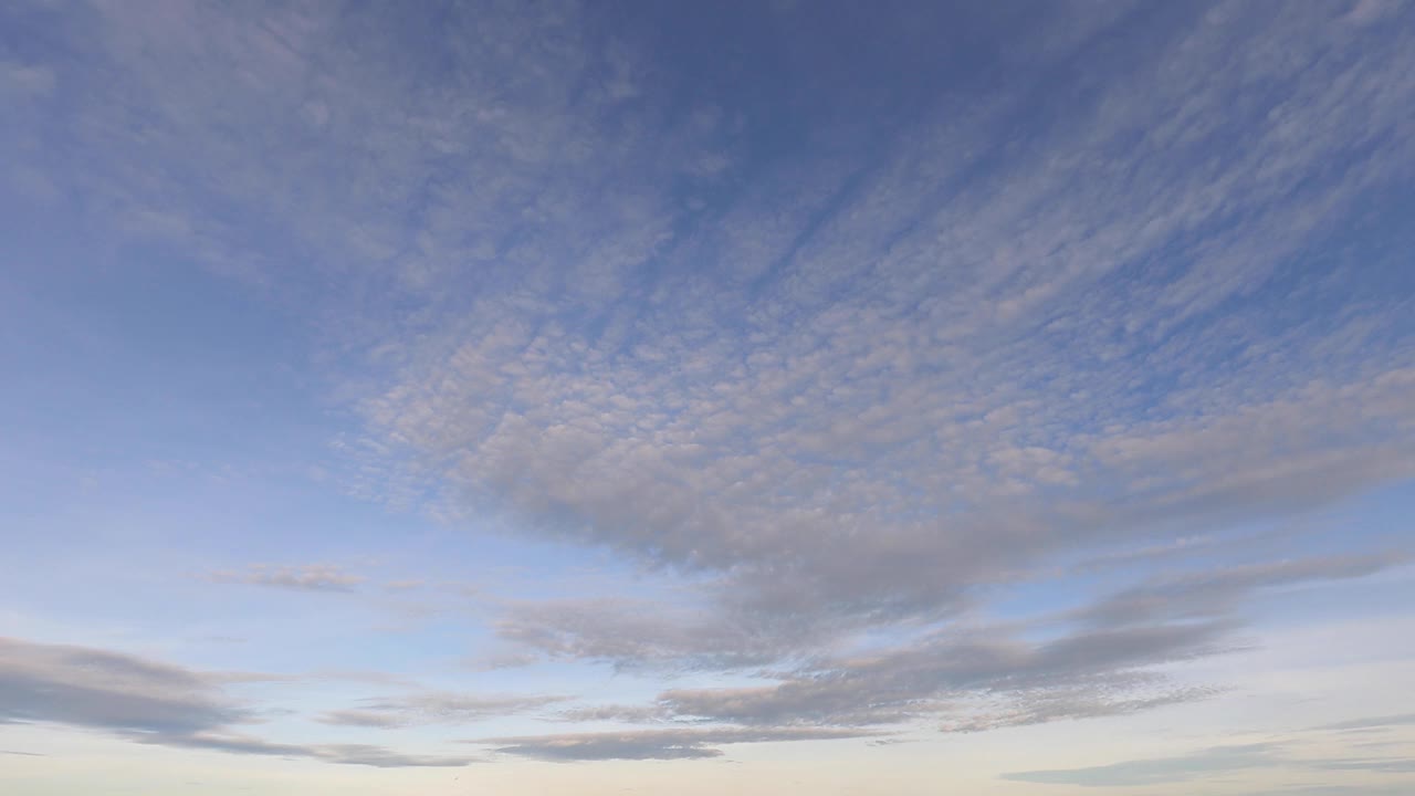 日出，蓝天。透明的云，清晨的天空，自然的背景。时间流逝云景抽象颜色。阳光灿烂，阳光明媚。和平的金光。多云天气风景b卷视频素材