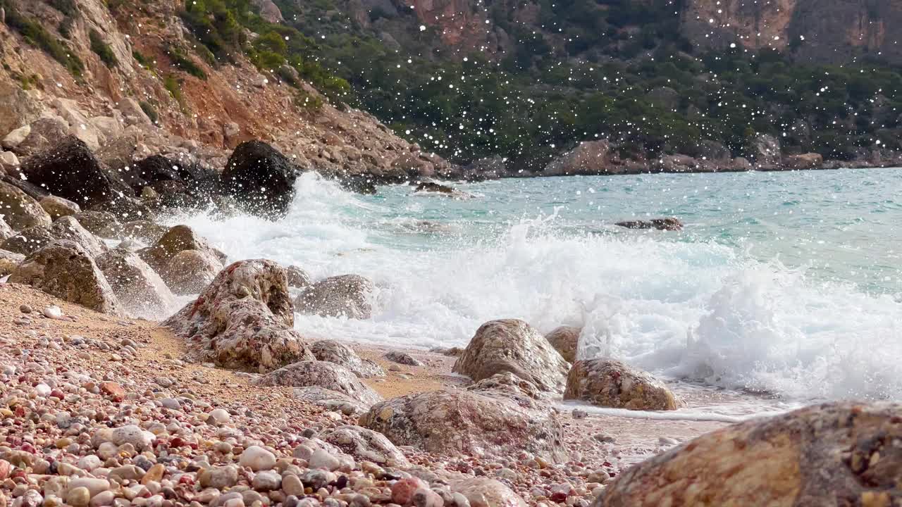 4K的特写镜头，海浪翻滚到海滩上，撞击岩石和卵石视频素材