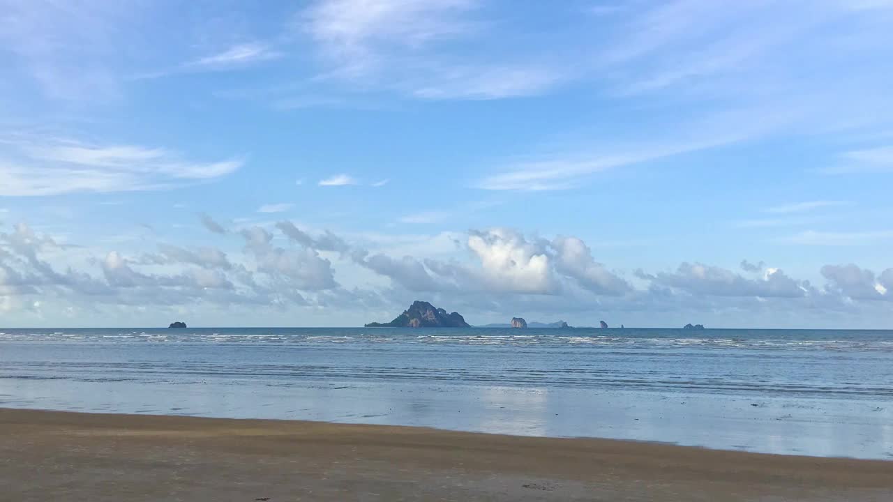 天空日落或日出的颜色，天空和云雨在海上视频素材