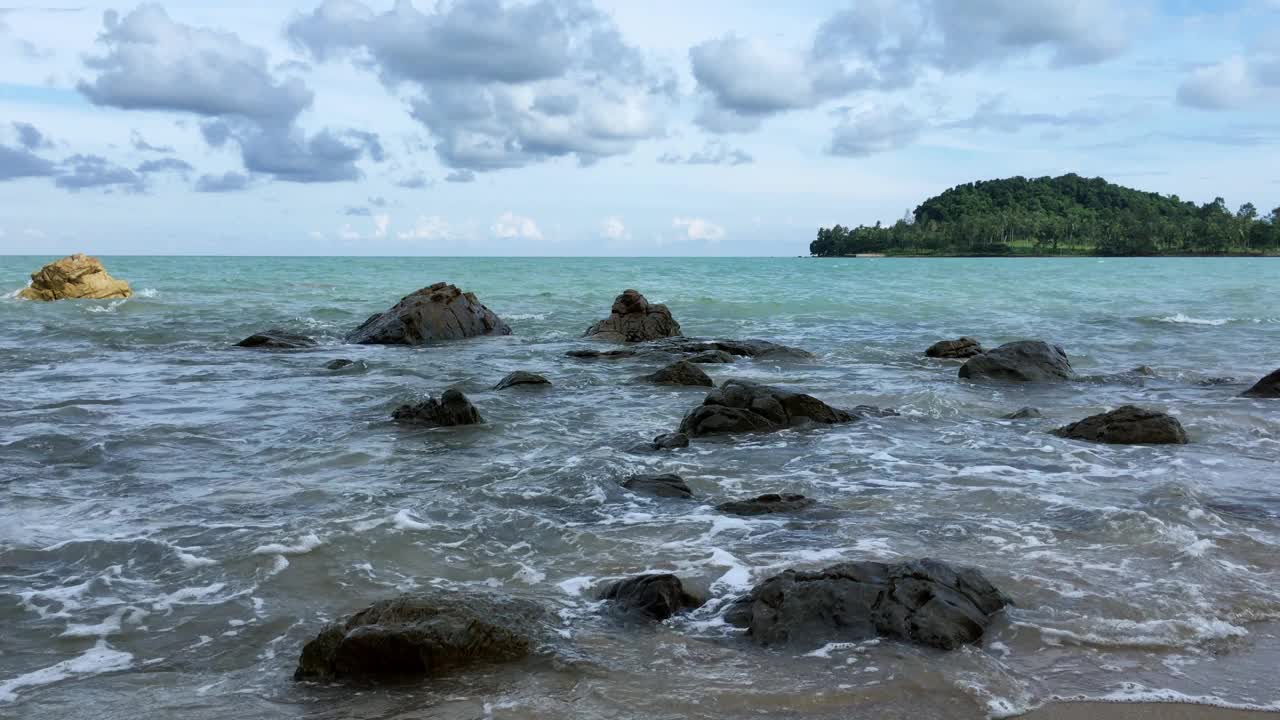 天空日落或日出的颜色，天空和云雨在海上视频素材