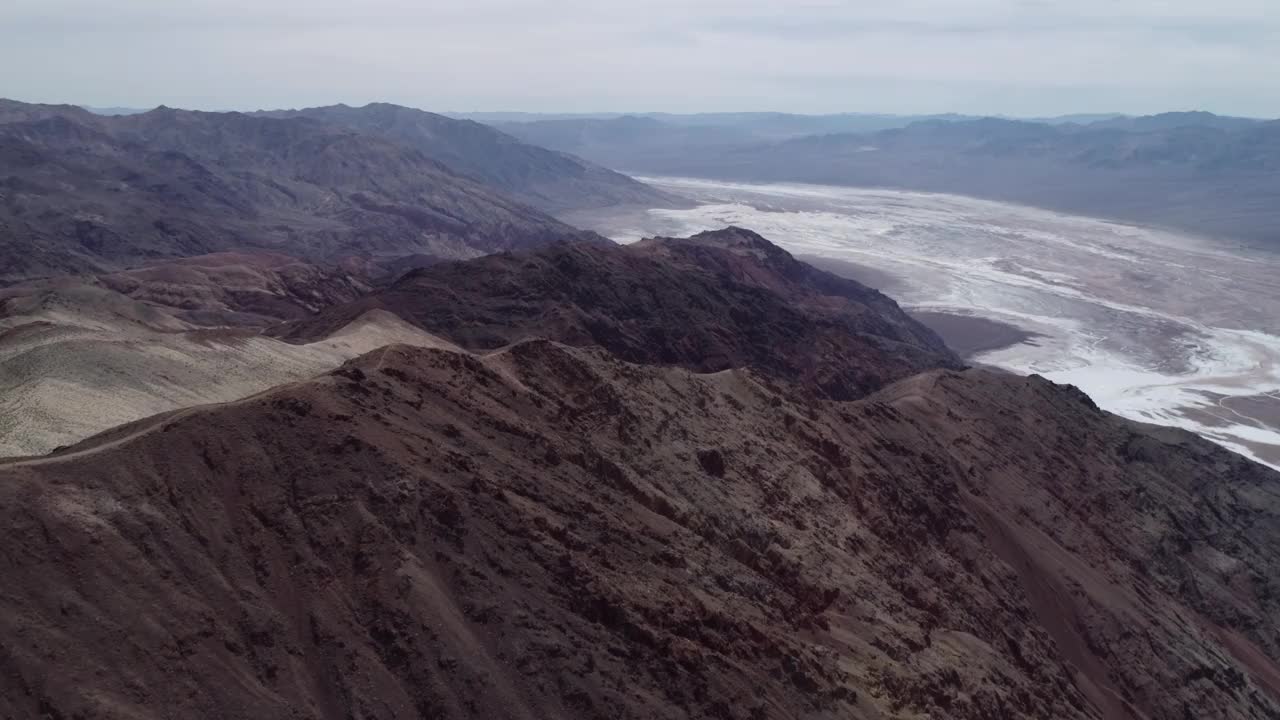 但丁在死亡谷的观点。背景为山区和咸水区。《但丁的视角》提供了死亡谷南部盆地的全景。加州视频素材