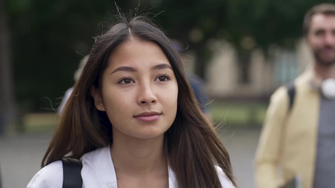 漂亮的亚洲女学生去户外上课视频素材