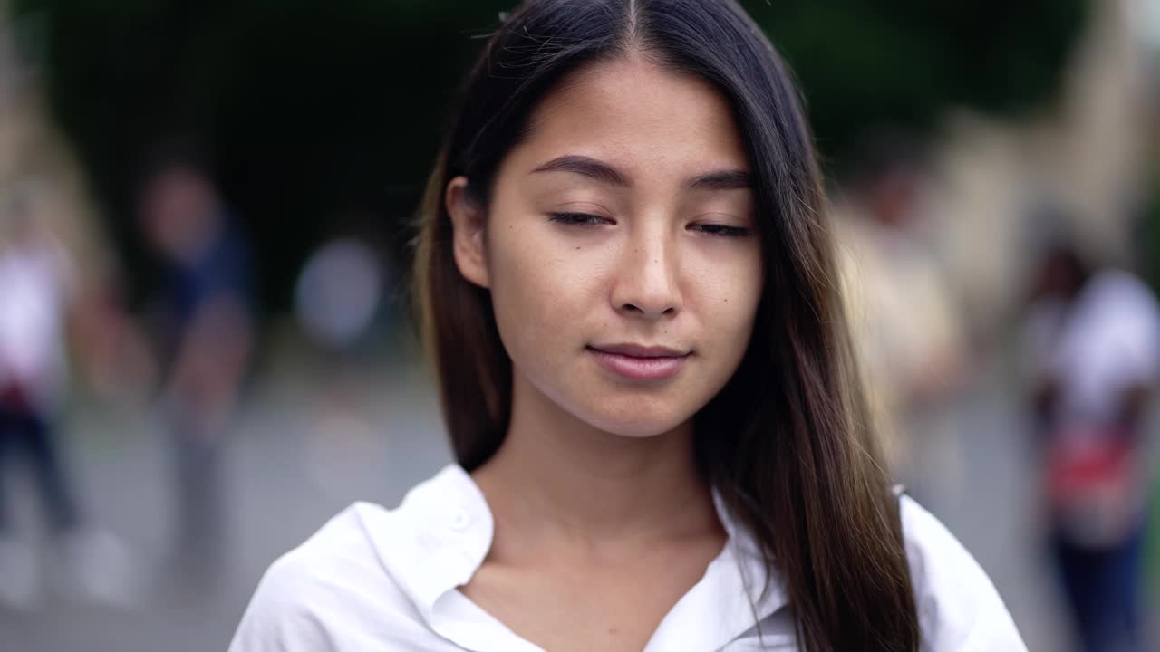 漂亮的女大学生在户外对着镜头微笑视频素材