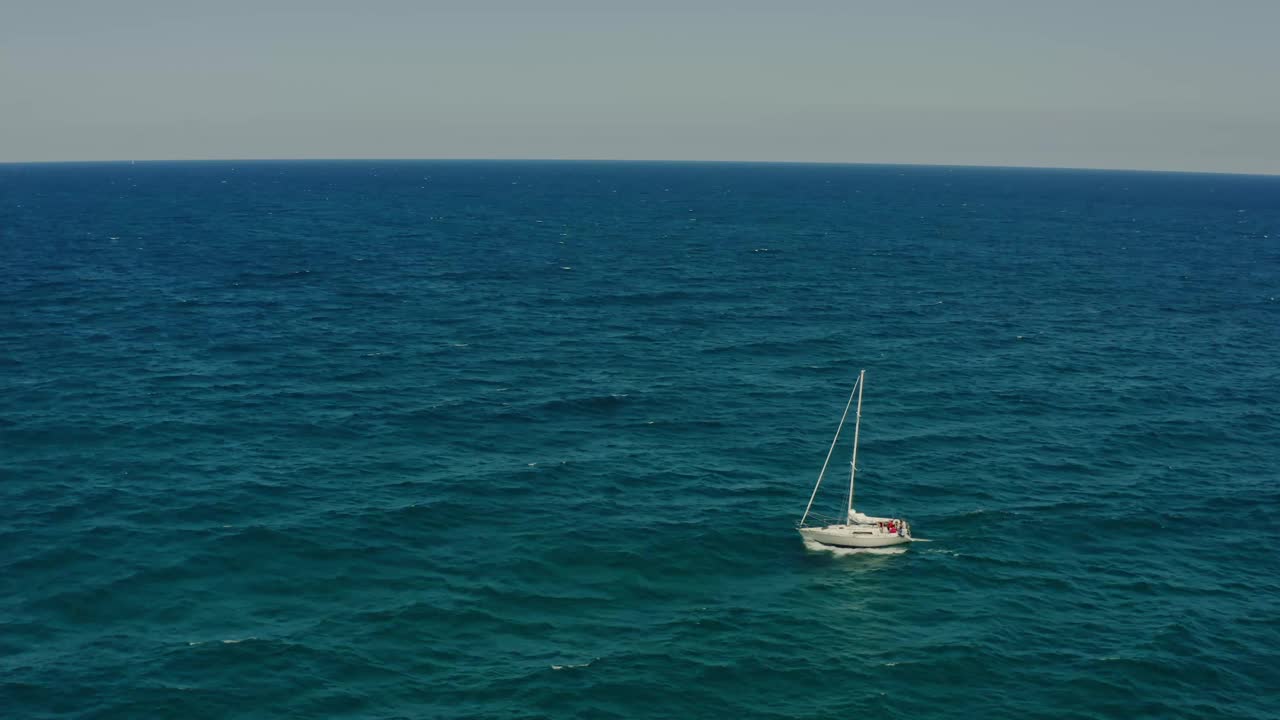 海湾航机上的帆船。夏季海上游船与乘客。视频素材