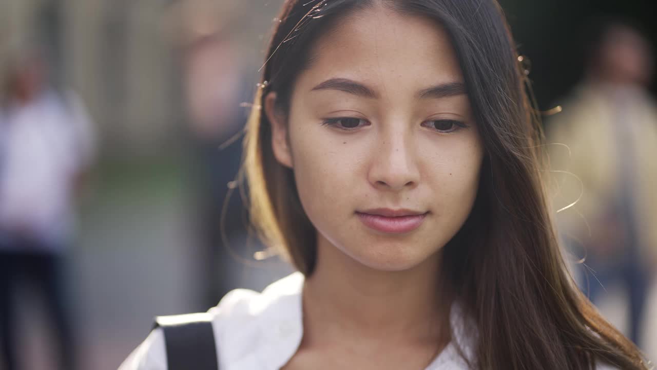 可爱的亚洲女孩学生为肖像视频摆姿势视频素材