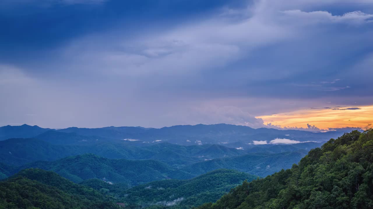 云天日落时的雨林山脉景观的延时拍摄视频素材