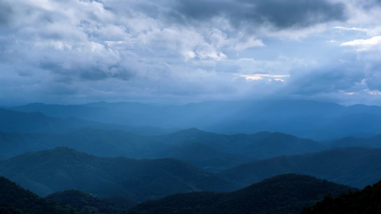 云天日落时的雨林山脉景观的延时拍摄视频素材