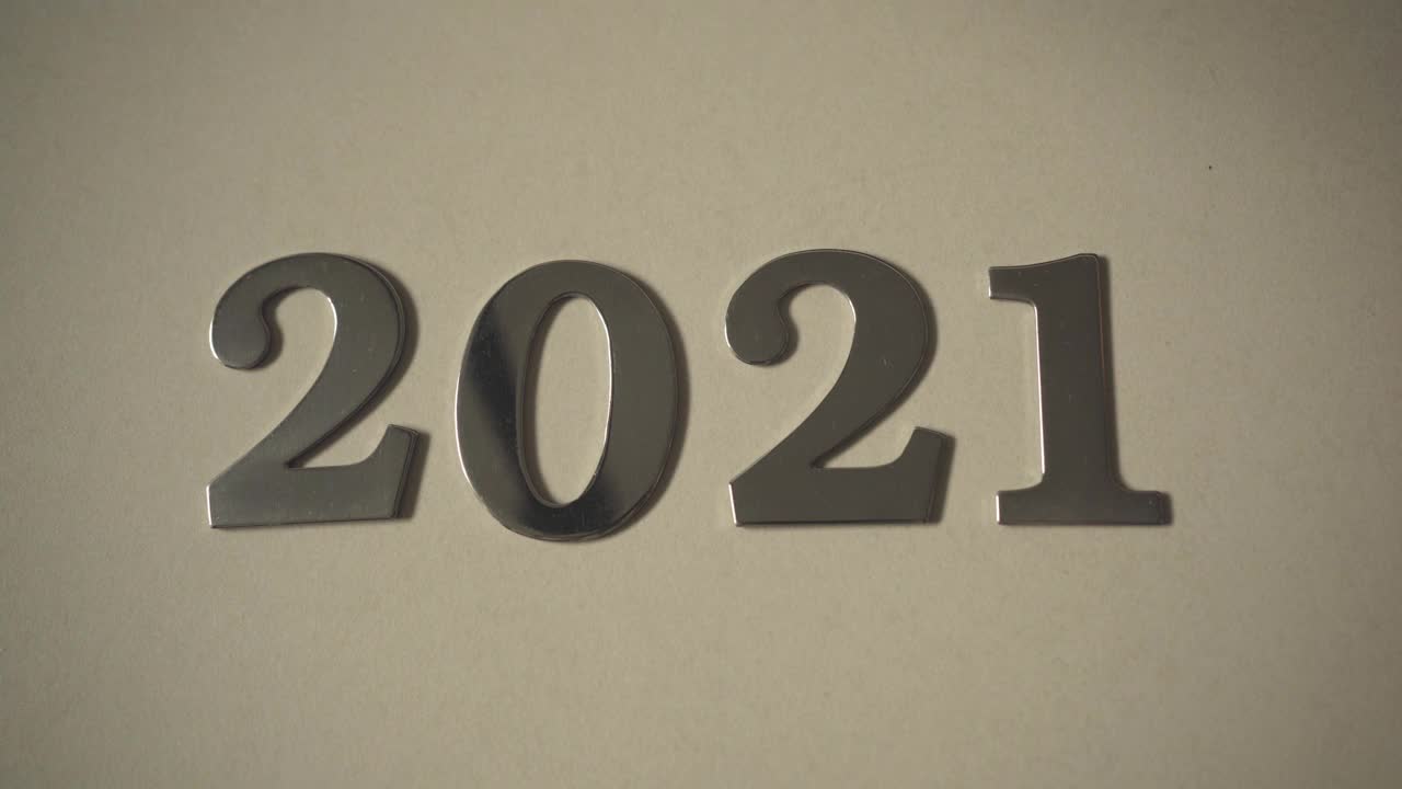 魔术师的手把数字从2021变成2022视频素材