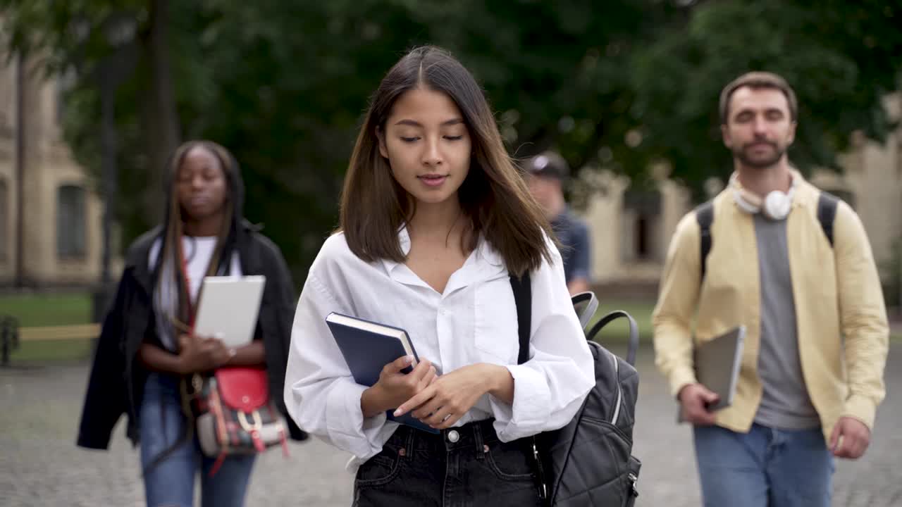 一群多民族的学生去上课视频素材