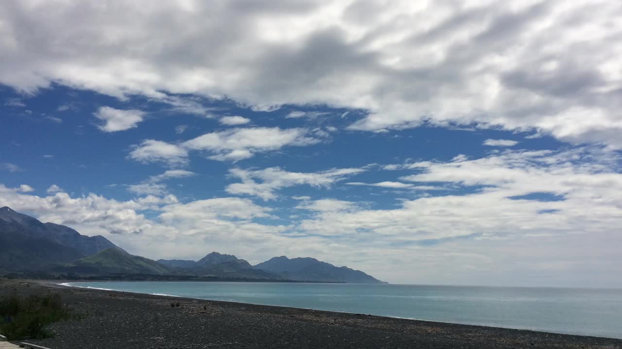 直升机在凯库拉海滩上空视频下载