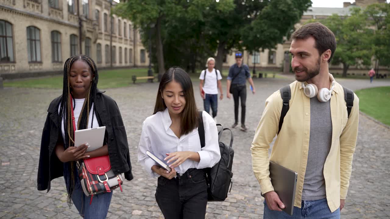 快乐的大学生在校园公园聊天视频素材