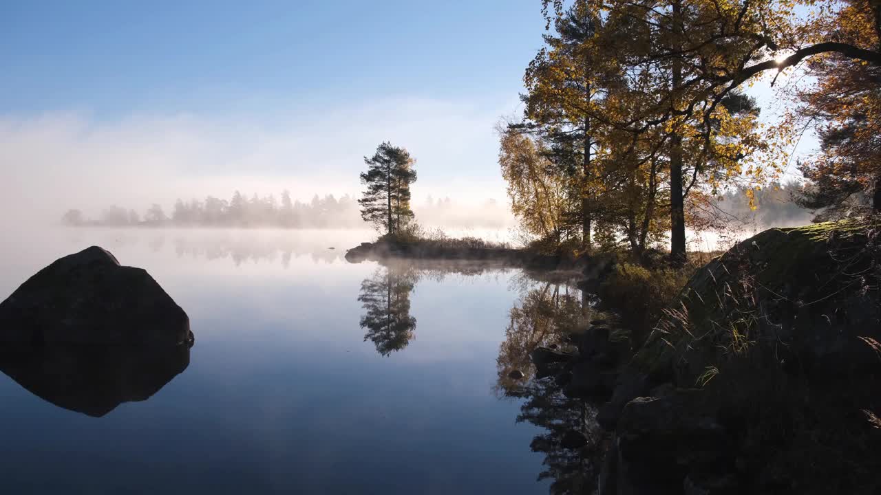 秋日拂晓，湖面上有雾有岛视频素材