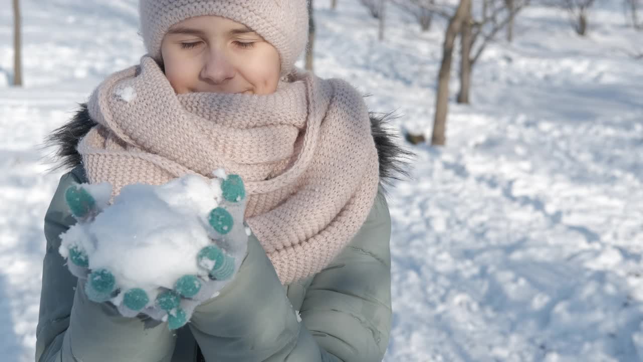 少年拿着雪球。视频素材