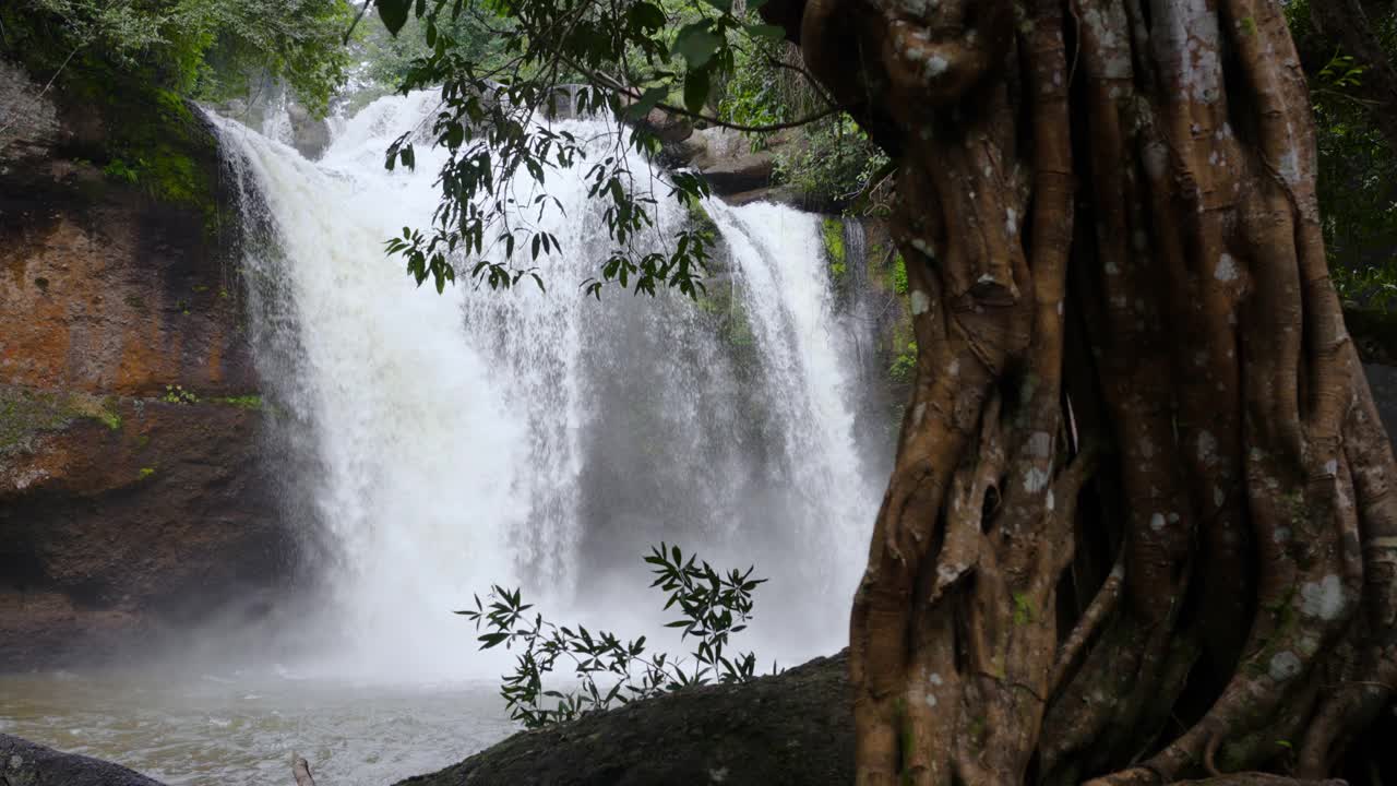 泰国Nakhon Ratchasima省Khao Yai国家公园的Haew Suwat瀑布视频素材