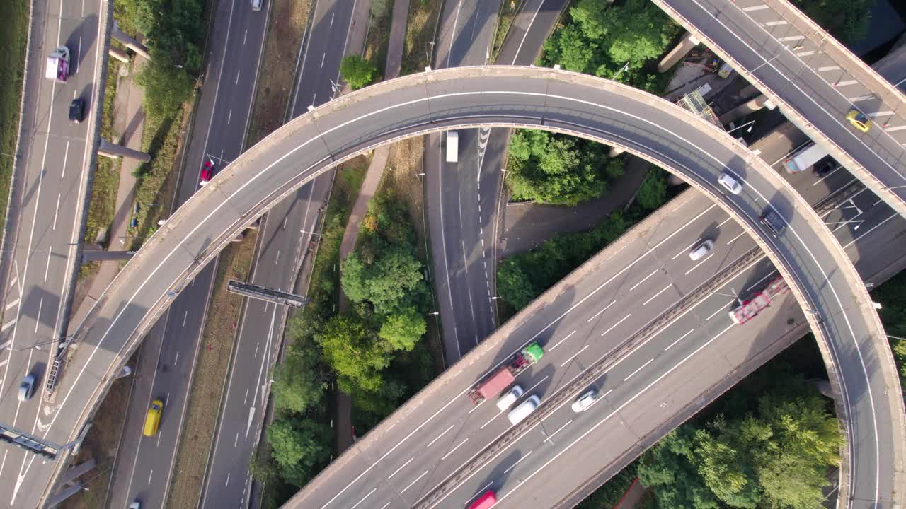 车辆在意大利式交叉道路系统中驾驶视频素材