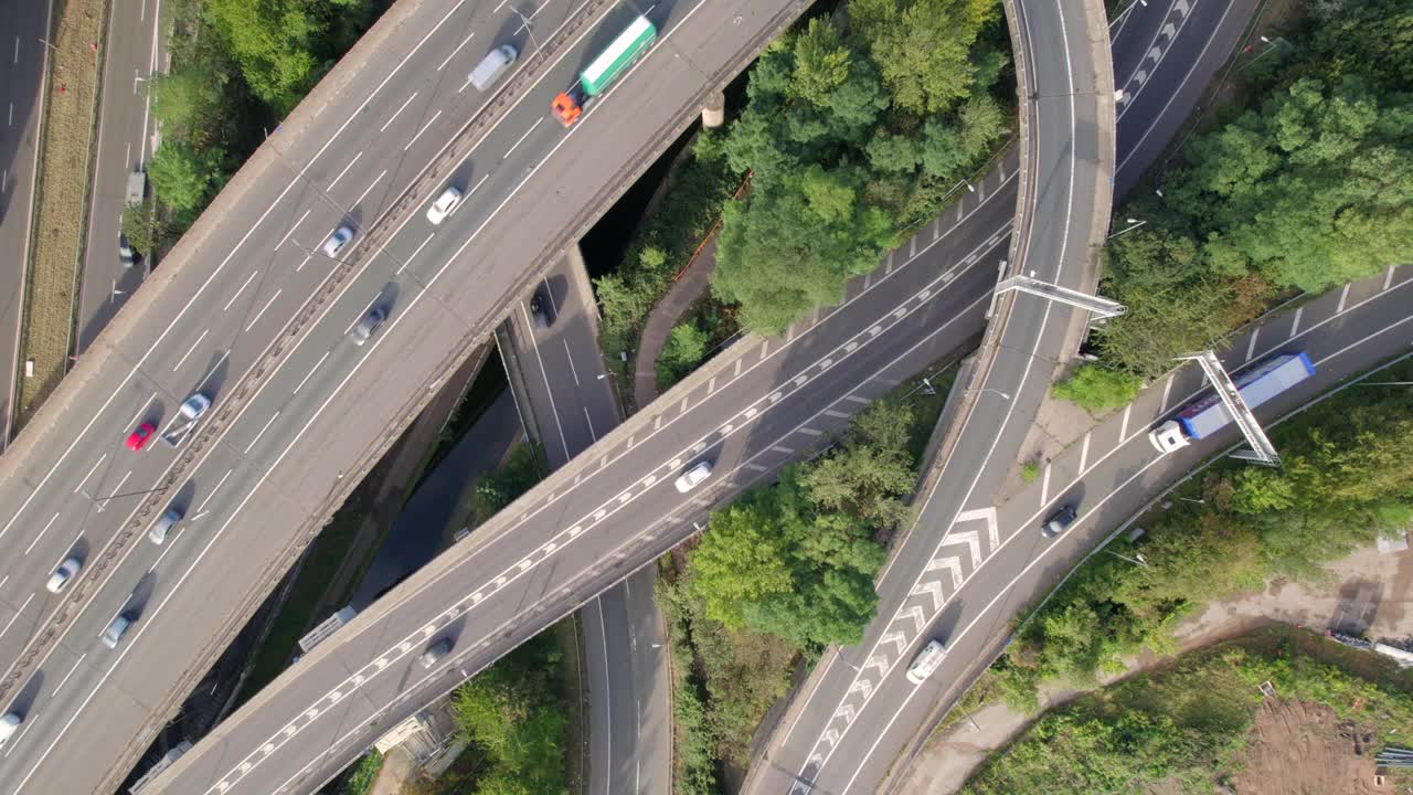 在意大利面条式交叉路口上行驶的车辆鸟瞰图视频素材