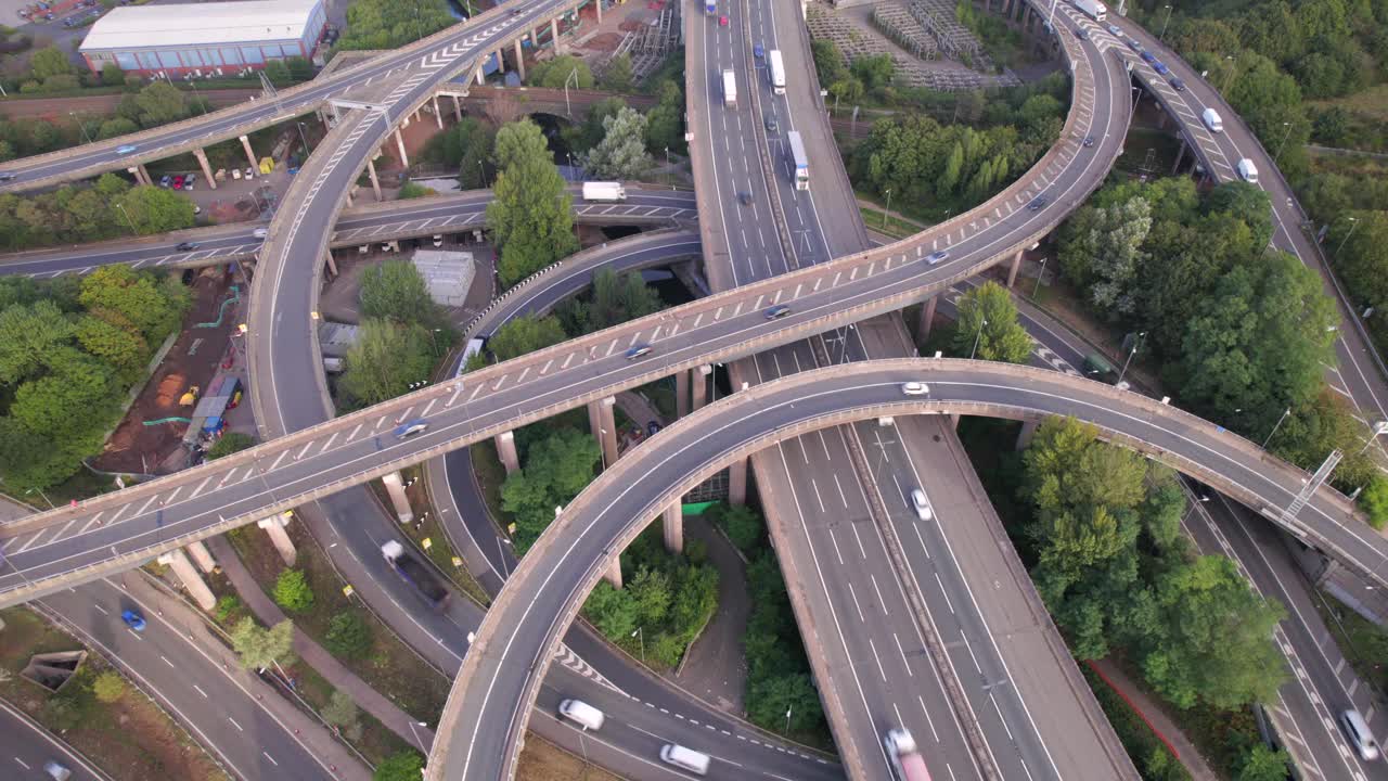 车辆在意大利式交叉道路系统中驾驶视频素材