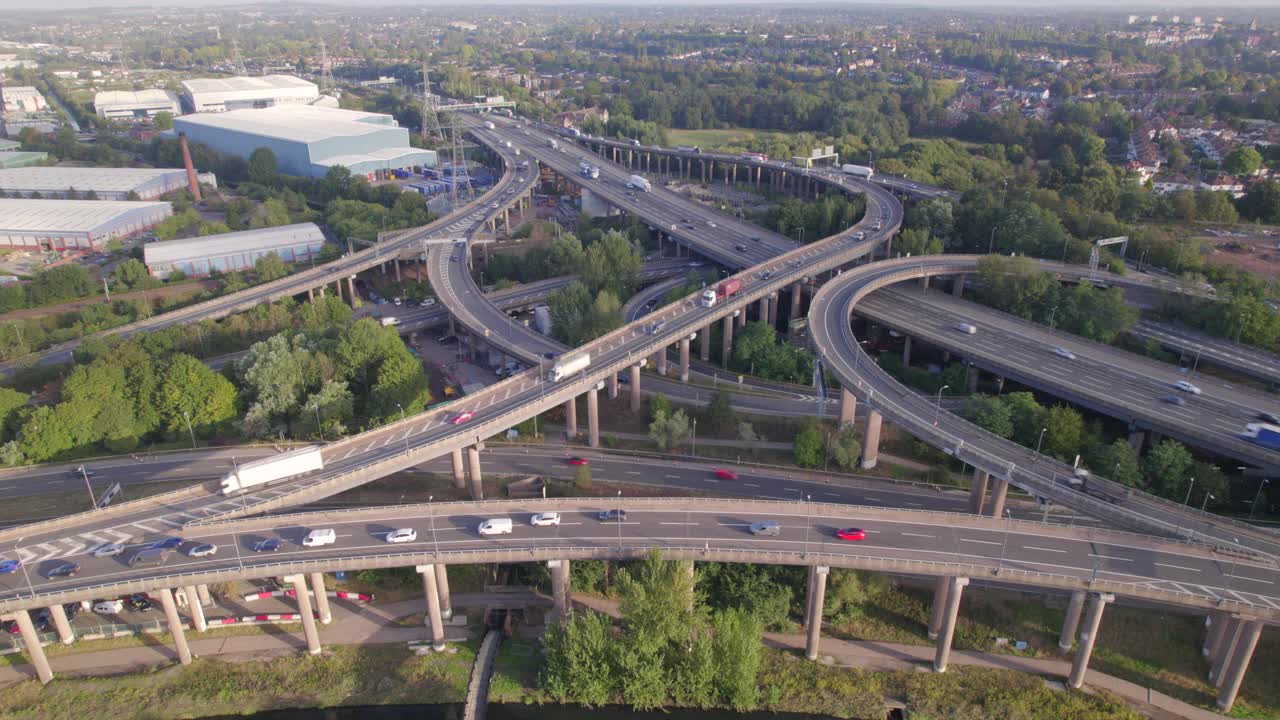 车辆在意大利式交叉道路系统中驾驶视频素材