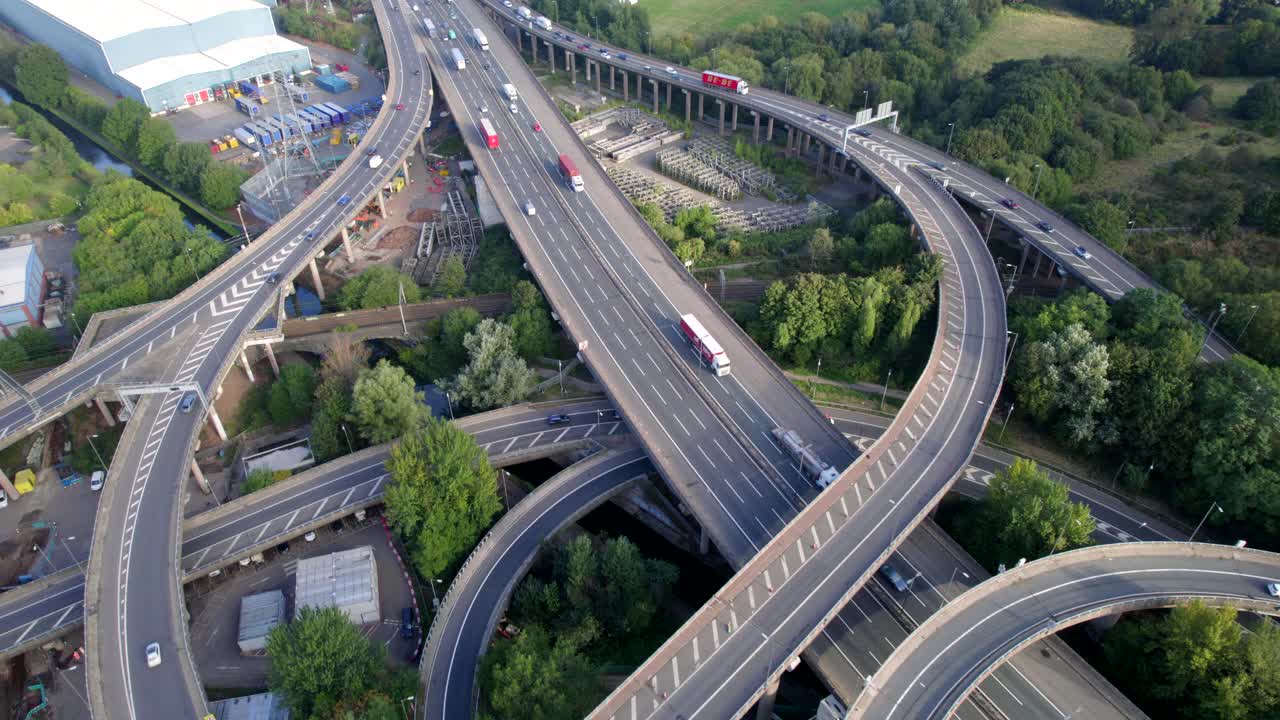 车辆在意大利式交叉道路系统中驾驶视频素材