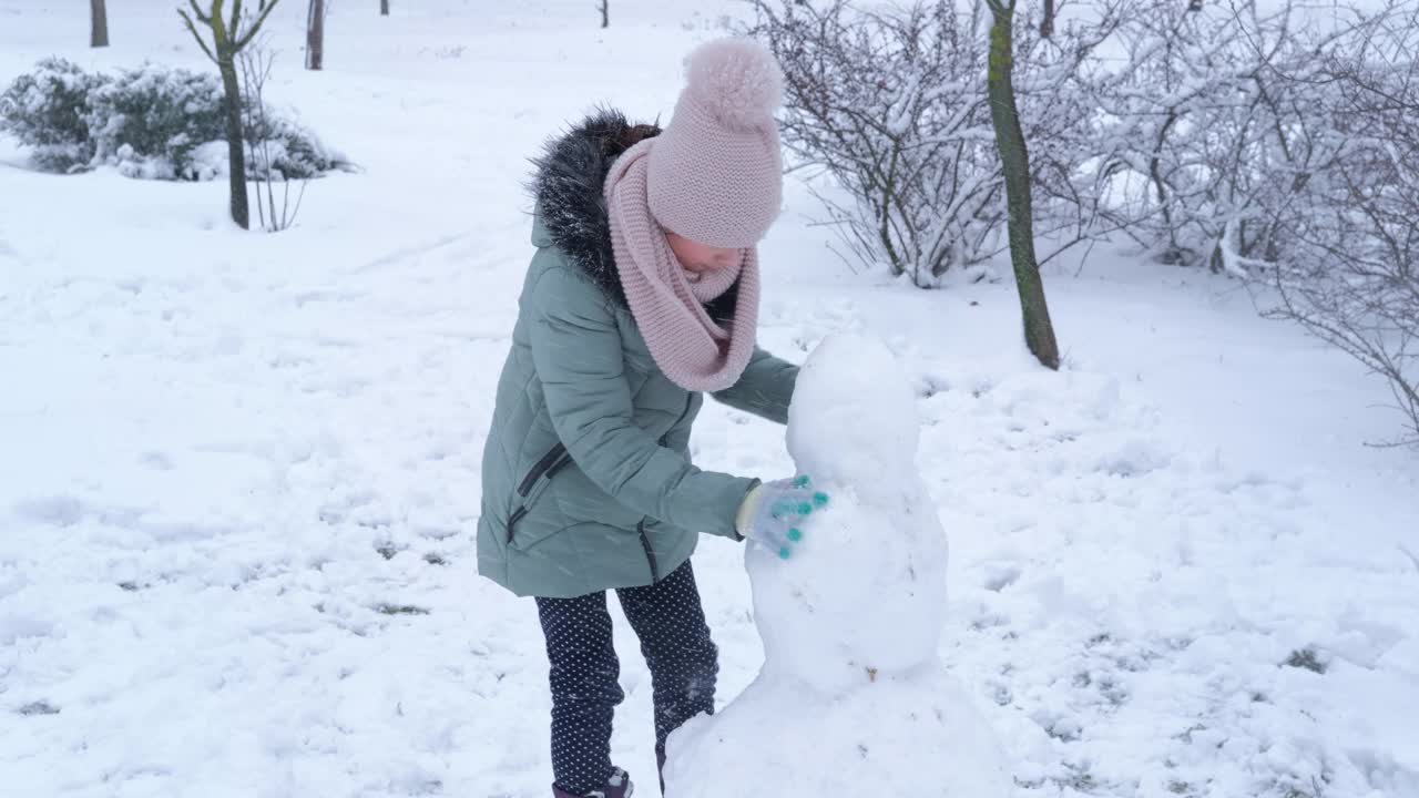 孩子们堆雪人。视频素材