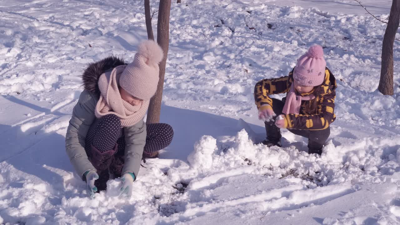 和雪人一起度过童年。视频素材