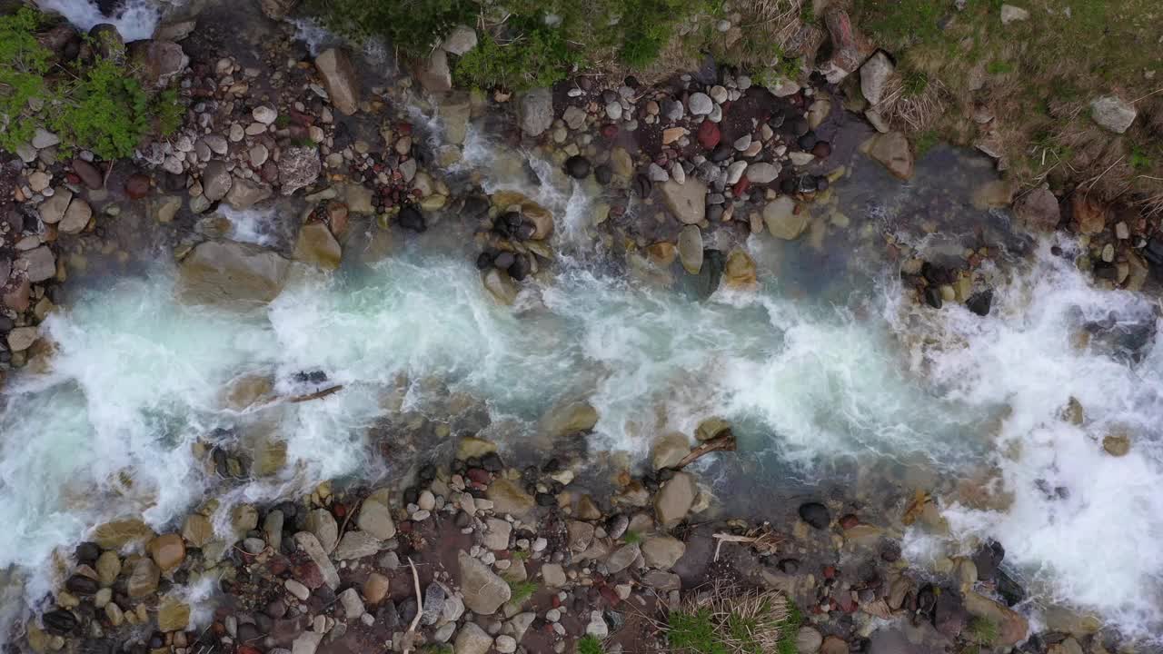 飞越高山河流表面视频素材