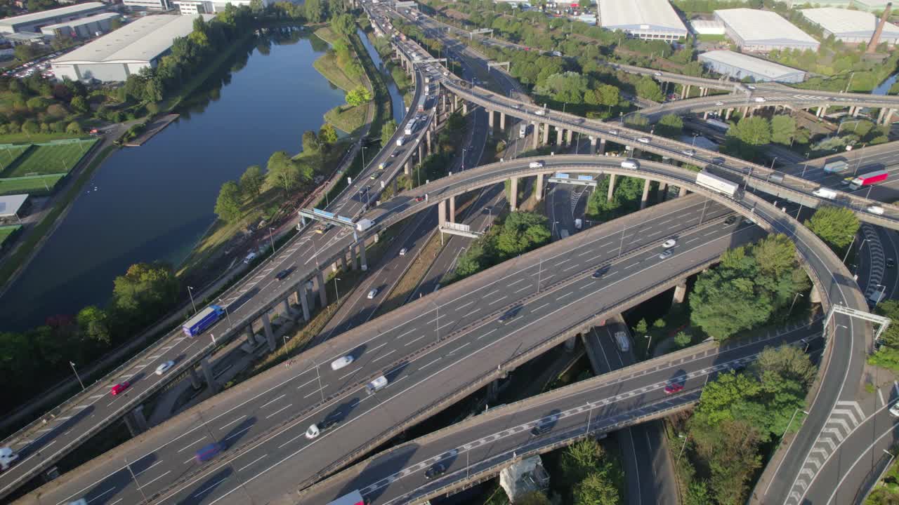 车辆在意大利式交叉道路系统中驾驶视频素材