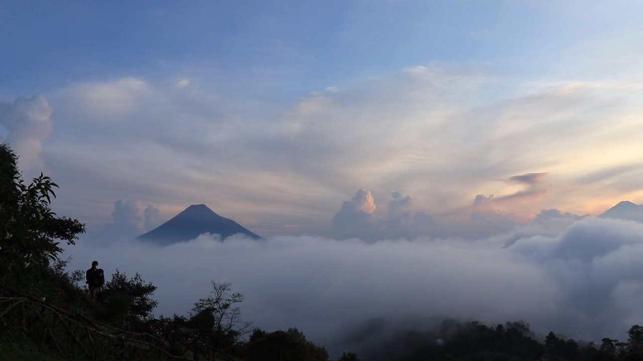 危地马拉火山和山脉上戏剧性的日落视频素材