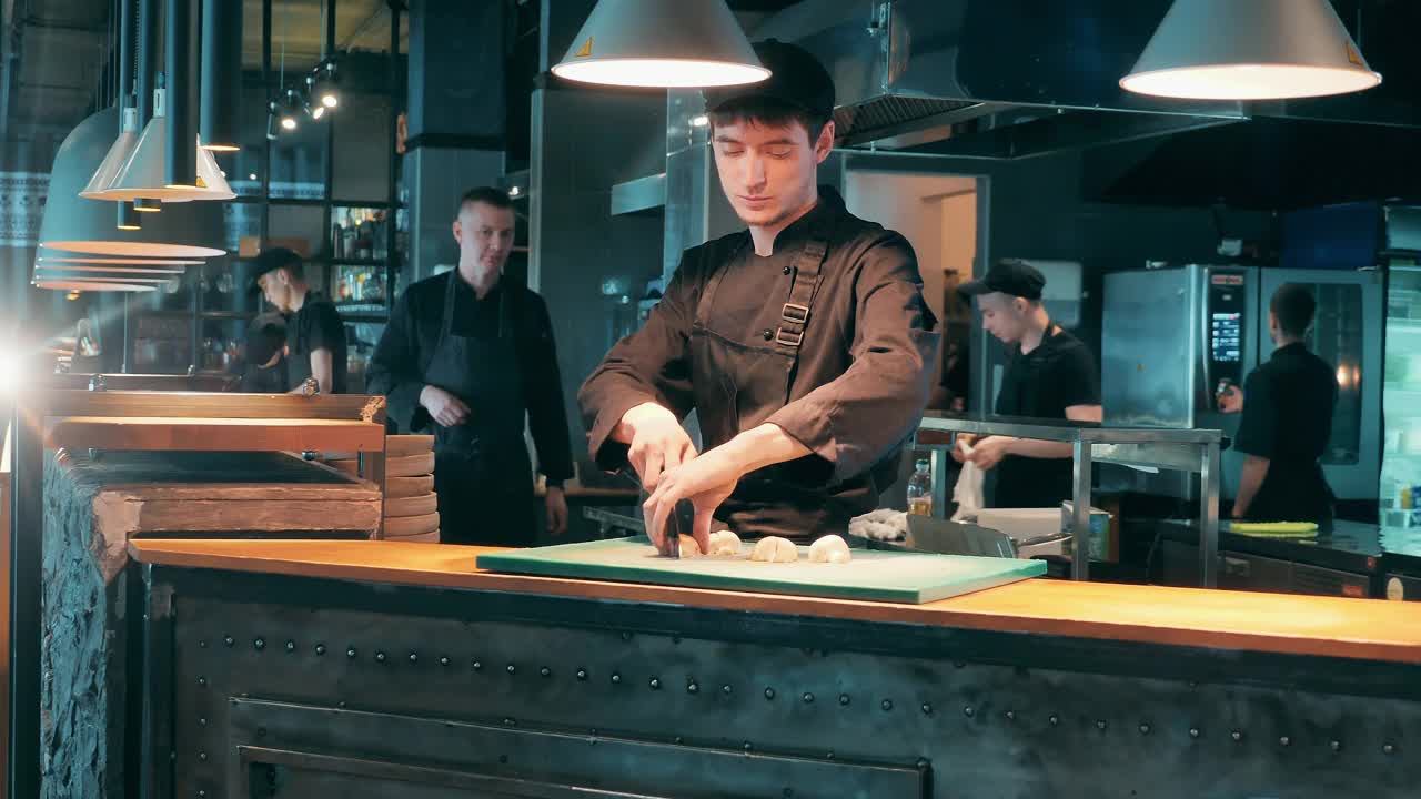 餐厅厨师正在菜板上切菜视频素材