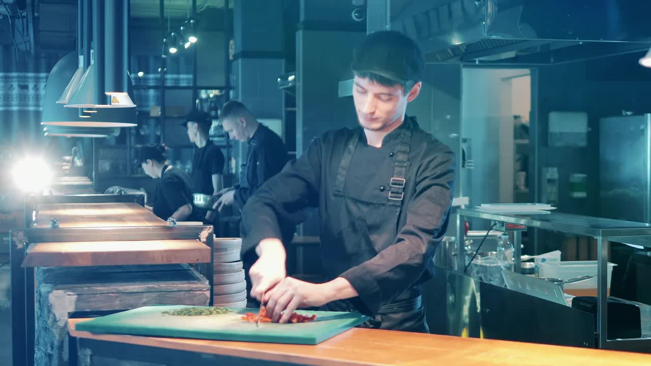 餐厅厨师正在切西红柿视频素材