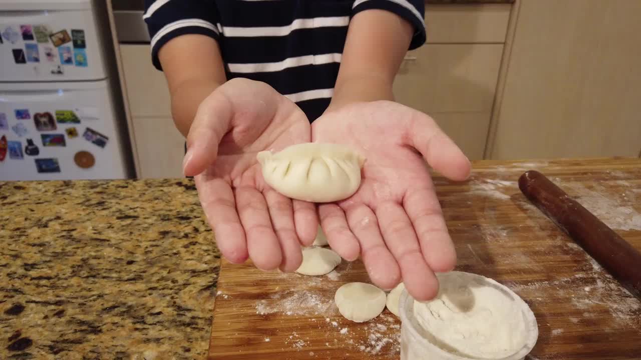 孩子手里拿着饺子展示视频素材