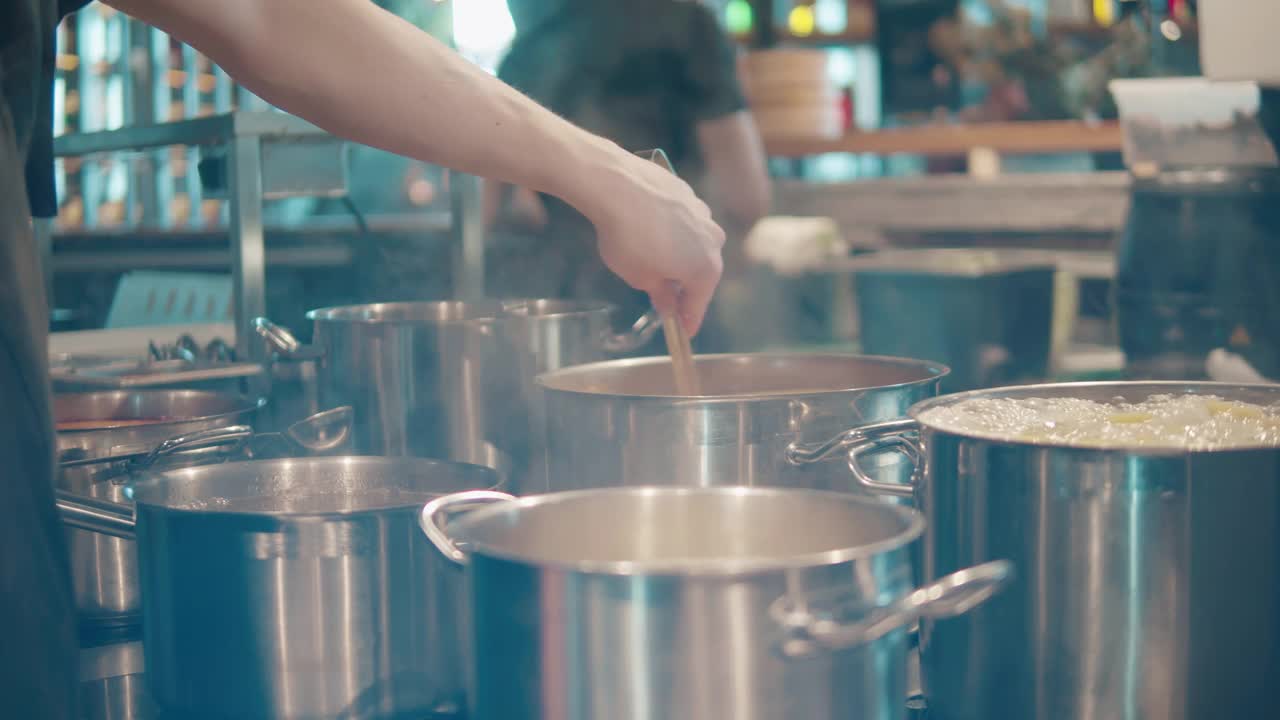 厨师正在搅拌铝制锅里的食物视频素材