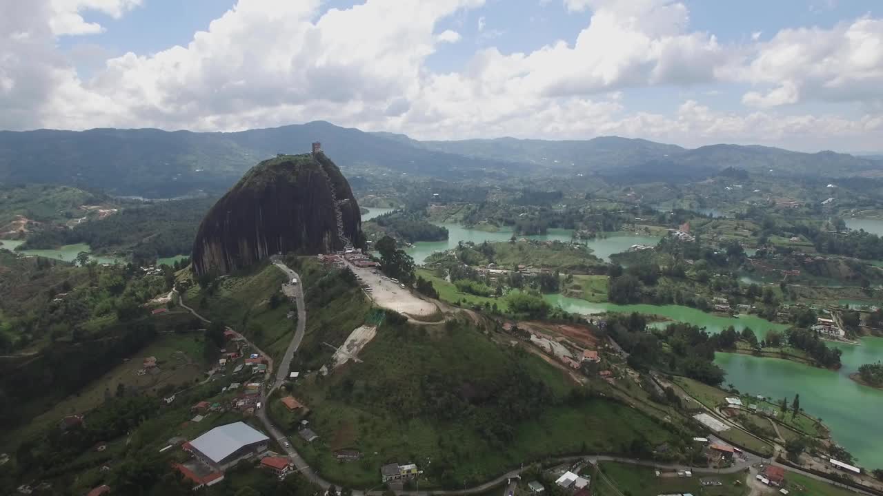 无人机拍摄的哥伦比亚La Piedra del Peñol令人惊叹视频素材