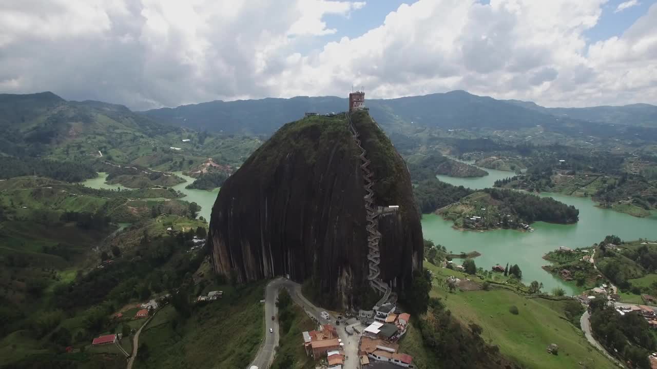 哥伦比亚La Piedra del Peñol上空无人驾驶飞机正在接近视频下载