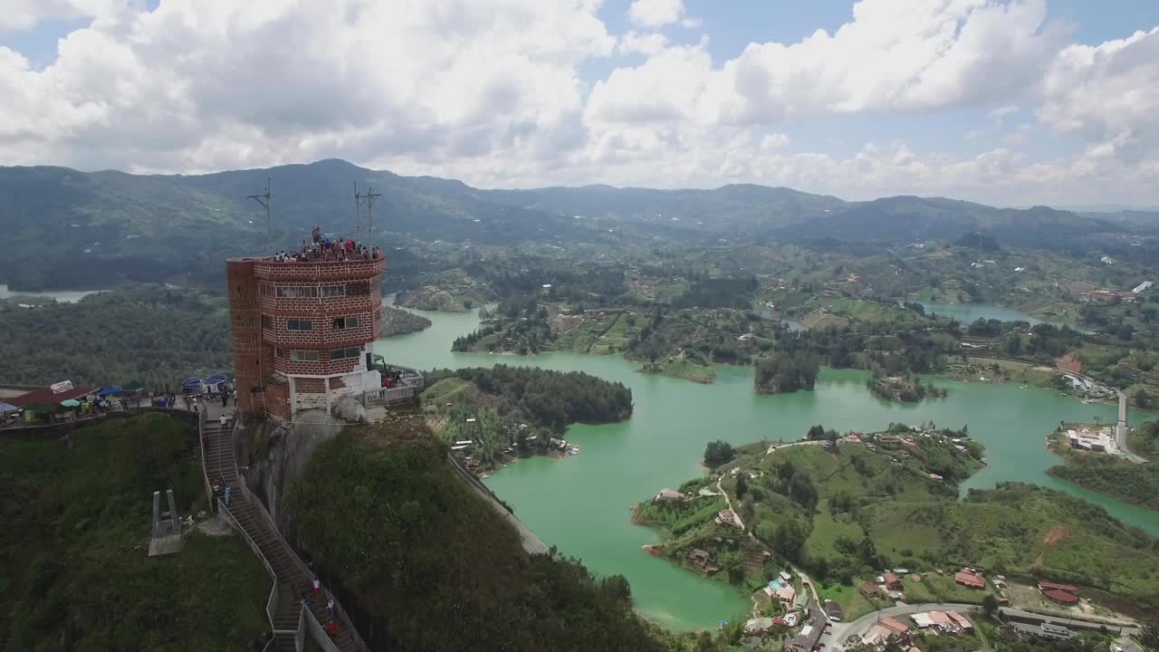 哥伦比亚La Piedra del Peñol的无人机图像视频素材