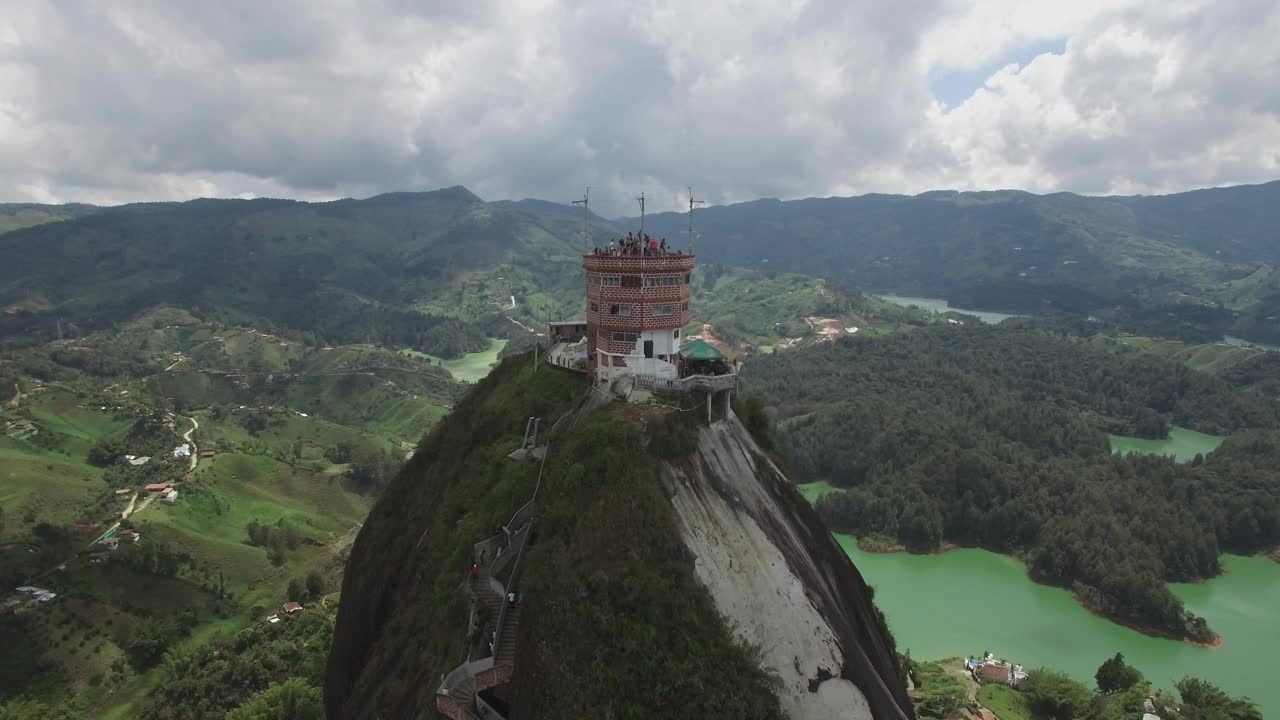 哥伦比亚La Piedra del Peñol的反向无人机视图视频素材