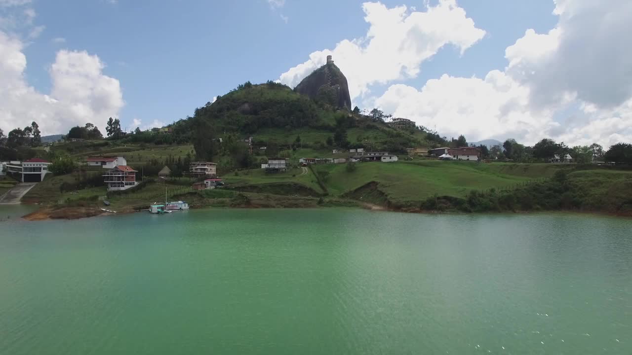 哥伦比亚La Piedra del Peñol上空无人机视野视频下载