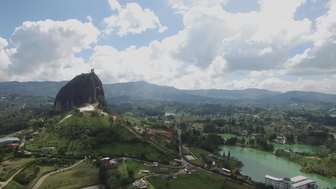 哥伦比亚La Piedra del Peñol的无人机美景视频下载