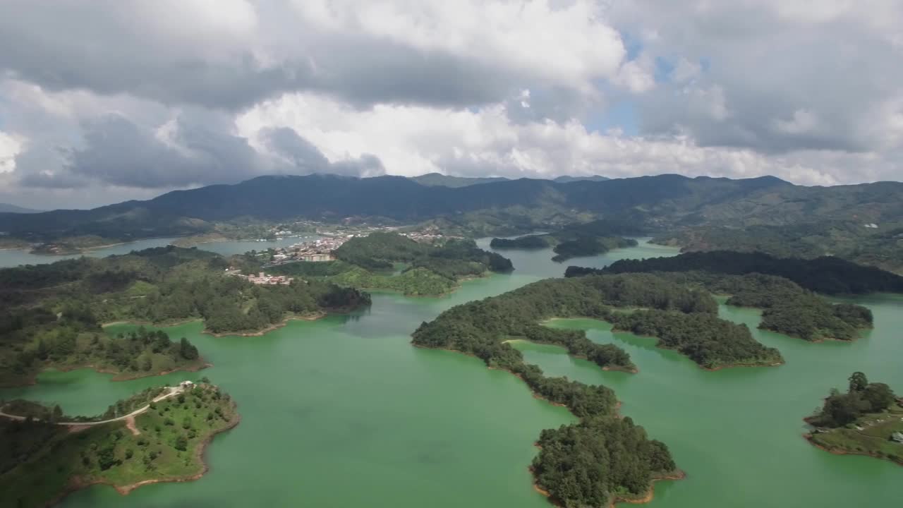 右平移哥伦比亚La Piedra del Peñol的无人机图像视频素材