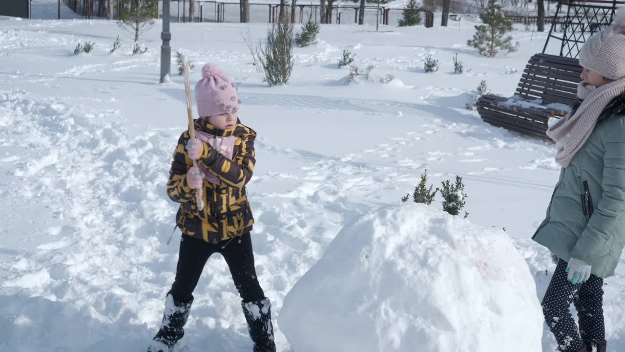 孩子们在操场上玩雪。视频素材