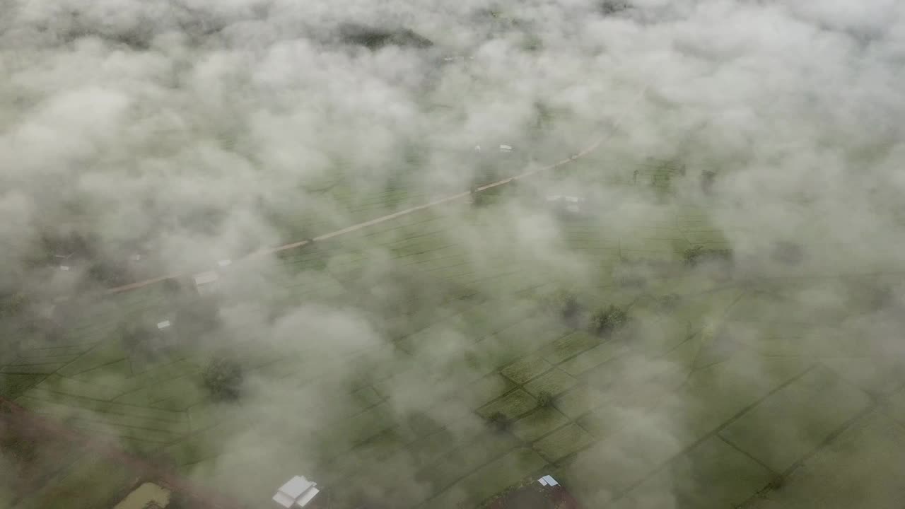 鸟瞰雾蒙蒙的风景视频下载