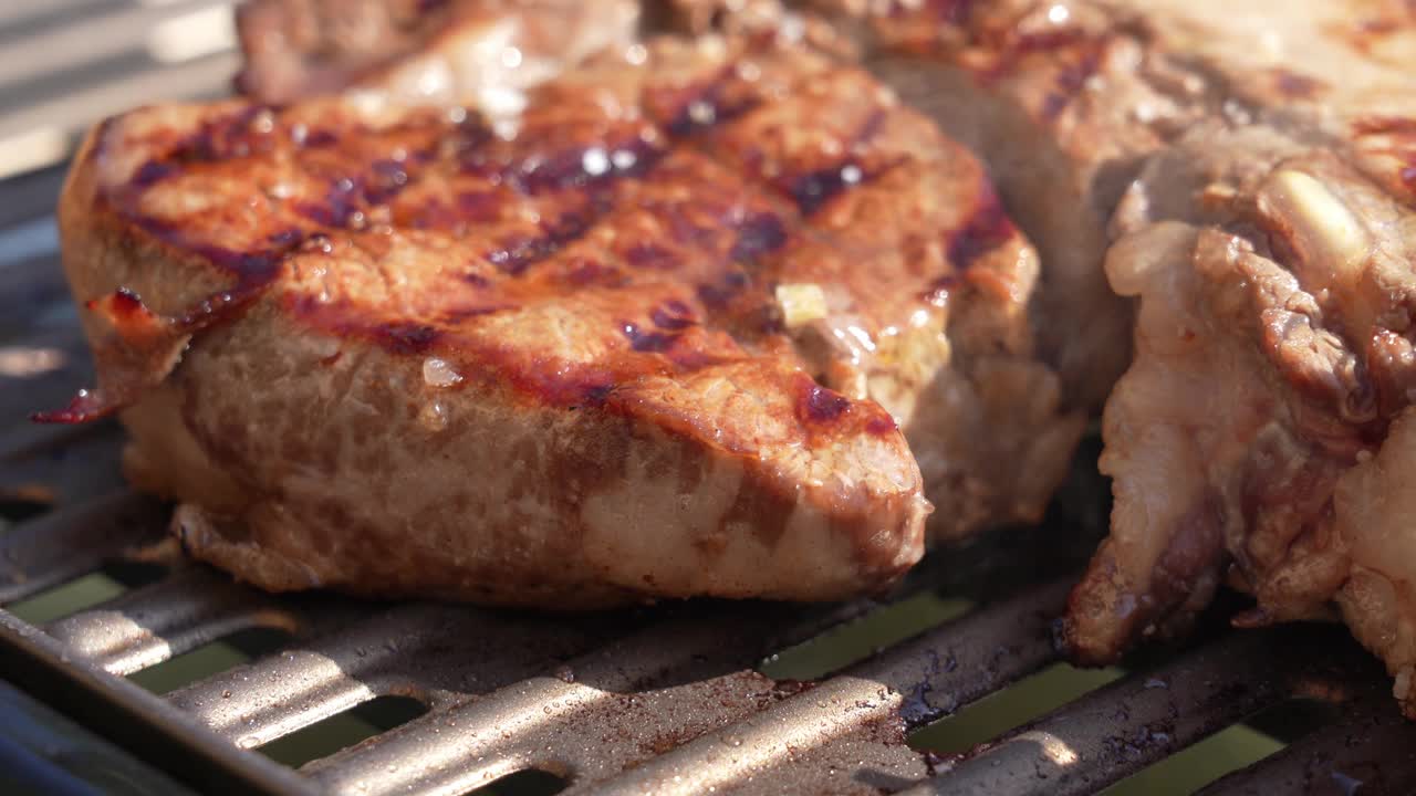 美味的肋眼牛排在一个电盘煮。近距离观察肉类视频素材