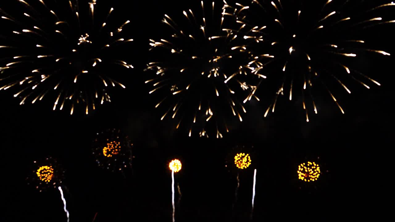 美丽的烟花。快乐的节日庆祝活动。视频素材