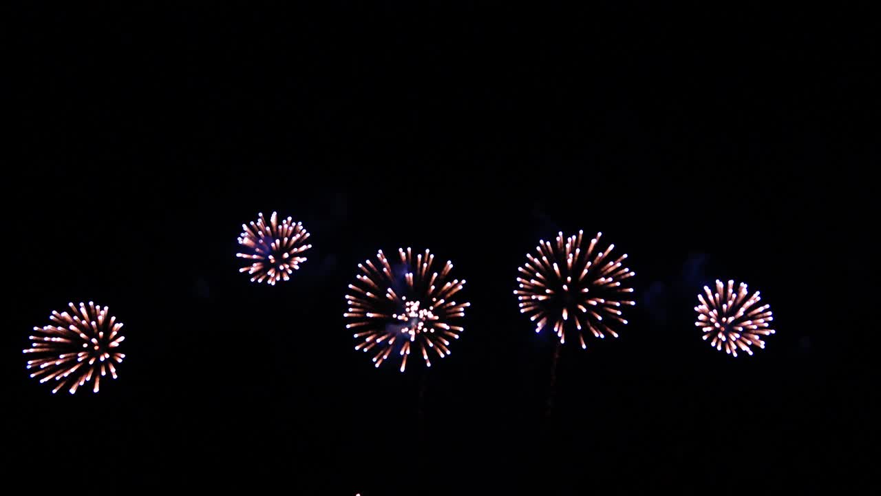 美丽的烟花。快乐的节日庆祝活动。视频素材